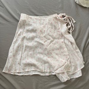 [NWT] BRANDY MELVILLE WHITE FLORAL WRAP SKIRT